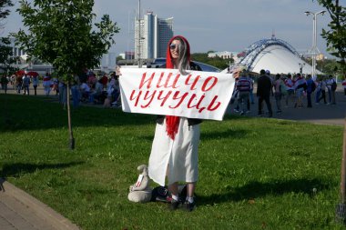 Beyaz Rusya 'nın görevdeki başkanına karşı protestocular pankartlar ve bayraklarla Minsk sokaklarına döküldüler..