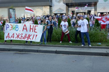 Beyaz Rusya 'nın görevdeki başkanına karşı protestocular pankartlar ve bayraklarla Minsk sokaklarına döküldüler..