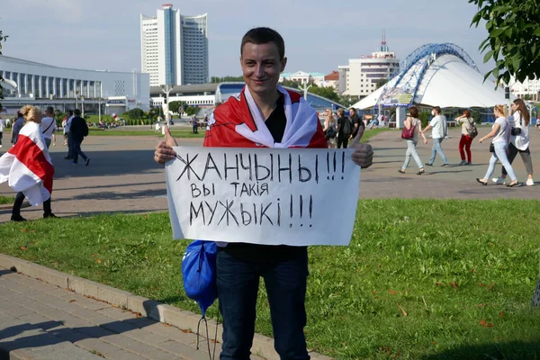 Beyaz Rusya 'nın görevdeki başkanına karşı protestocular pankartlar ve bayraklarla Minsk sokaklarına döküldüler..