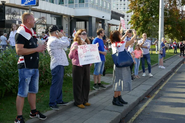 Beyaz Rusya 'nın görevdeki başkanına karşı protestocular pankartlar ve bayraklarla Minsk sokaklarına döküldüler..