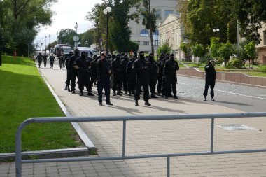 Minsk, Belarus - Eylül 01, 2020. İnsanlar Minsk 'teki cumhurbaşkanlığı seçimlerinin sonuçlarına karşı düzenlenen bir protesto yürüyüşüne katılıyor. Barışçıl protestolar Diktatör Lukashenko 'ya karşı protesto.