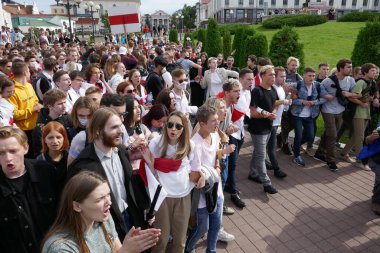 İnsanlar Minsk 'teki cumhurbaşkanlığı seçimlerinin sonuçlarına karşı düzenlenen bir protesto yürüyüşüne katılıyor. Barışçıl protestolar Diktatör Lukashenko 'ya karşı protesto.
