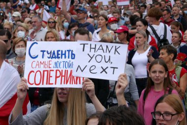 Minsk, Belarus - Eylül 06, 2020. Beyaz Rusya 'nın görevdeki başkanına karşı protestocular pankartlar ve bayraklarla Minsk sokaklarına döküldüler. Diktatör Lukashenko 'ya karşı barışçıl protesto.