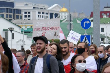 Minsk, Belarus - Eylül 06, 2020. Beyaz Rusya 'nın görevdeki başkanına karşı protestocular pankartlar ve bayraklarla Minsk sokaklarına döküldüler. Diktatör Lukashenko 'ya karşı barışçıl protesto.