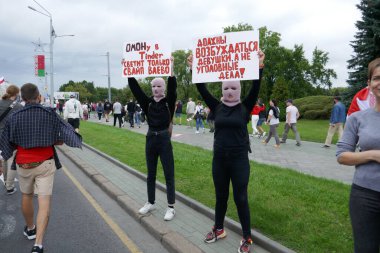 Minsk, Belarus - 30 Ağustos 2020 Belarus 'un görevdeki başkanı Beyaz Rusya' nın beyaz bayrak ve pankartlarıyla Minsk sokaklarına döküldü. Diktatör Lukashenko 'ya karşı protesto.