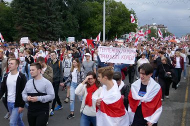 Beyaz Rusya 'nın görevdeki başkanına karşı protestocular pankartlar ve bayraklarla Minsk sokaklarına döküldüler. Diktatör Lukashenko 'ya karşı barışçıl protesto.