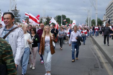 Beyaz Rusya 'nın görevdeki başkanına karşı protestocular pankartlar ve bayraklarla Minsk sokaklarına döküldüler. Diktatör Lukashenko 'ya karşı barışçıl protesto.