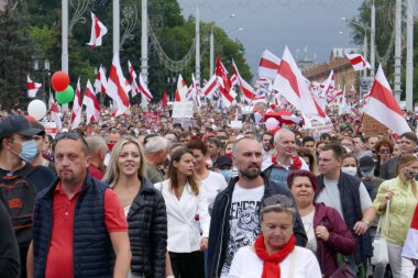 Beyaz Rusya 'nın görevdeki başkanına karşı protestocular pankartlar ve bayraklarla Minsk sokaklarına döküldüler. Diktatör Lukashenko 'ya karşı barışçıl protesto.