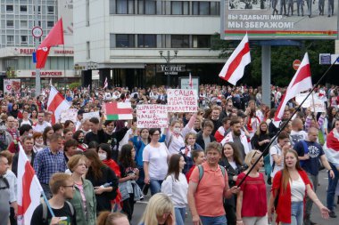 Beyaz Rusya 'nın görevdeki başkanına karşı protestocular pankartlar ve bayraklarla Minsk sokaklarına döküldüler. Diktatör Lukashenko 'ya karşı barışçıl protesto.