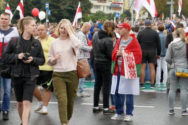 Beyaz Rusya 'nın görevdeki başkanına karşı protestocular pankartlar ve bayraklarla Minsk sokaklarına döküldüler. Diktatör Lukashenko 'ya karşı barışçıl protesto.