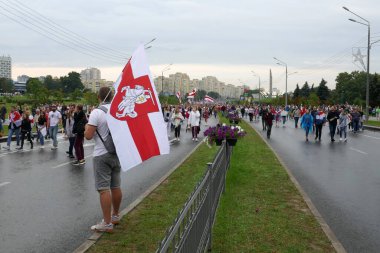 Beyaz Rusya 'nın görevdeki başkanına karşı protestocular ellerinde bayraklarla Minsk sokaklarına döküldüler. Diktatör Lukashenko 'ya karşı barışçıl protesto.