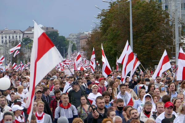 Протестующие Против Действующего Президента Беларуси Вышли Улицы Минска Плакатами Флагами — стоковое фото