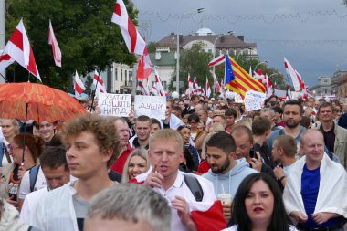 Beyaz Rusya 'nın görevdeki başkanına karşı protestocular pankartlar ve bayraklarla Minsk sokaklarına döküldüler. Diktatör Lukashenko 'ya karşı barışçıl protesto.