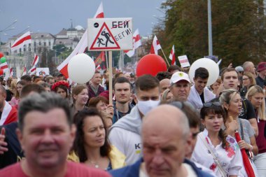 Beyaz Rusya 'nın görevdeki başkanına karşı protestocular pankartlar ve bayraklarla Minsk sokaklarına döküldüler. Diktatör Lukashenko 'ya karşı barışçıl protesto.