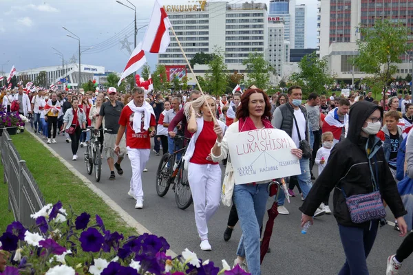 Beyaz Rusya 'nın görevdeki başkanına karşı protestocular pankartlar ve bayraklarla Minsk sokaklarına döküldüler. Diktatör Lukashenko 'ya karşı barışçıl protesto.