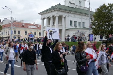 Beyaz Rusya 'nın görevdeki başkanına karşı protestocular pankartlar ve bayraklarla Minsk sokaklarına döküldüler. Diktatör Lukashenko 'ya karşı barışçıl protesto.