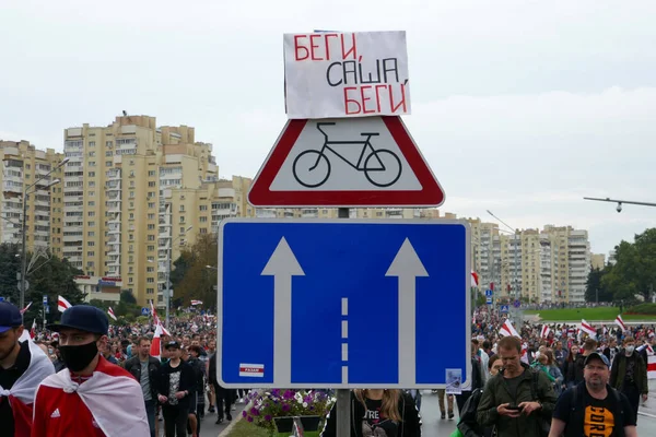 Belarus 'un görevdeki başkanına karşı protestocular pankartlarla Minsk sokaklarına döküldüler. Diktatör Lukashenko 'ya karşı barışçıl protesto.