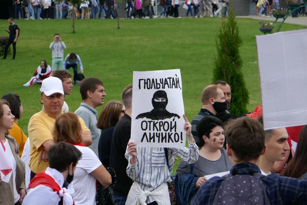 Protestujący Przeciwko Urzędującemu Prezydentowi Białorusi Wyszli Ulice Mińska Tabliczkami Flagami — Zdjęcie stockowe