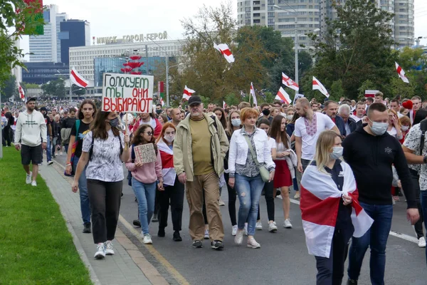 Протестующие Против Действующего Президента Беларуси Вышли Улицы Минска Плакатами Флагами — стоковое фото