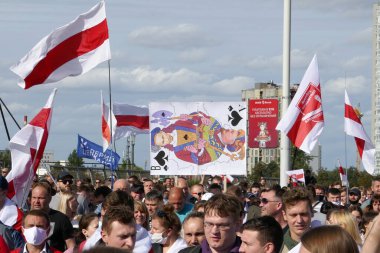 Minsk 'te polis hukuksuzluğuna ve Beyaz Rusya' daki cumhurbaşkanlığı seçimlerinin sahteciliğine karşı düzenlenen bir protestoda bayrakları, pankartları ve pankartları olan insanlar.