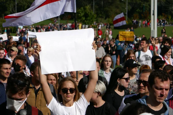 Personas Con Banderas Pancartas Pancartas Una Protesta Minsk Contra Ilegalidad —  Fotos de Stock