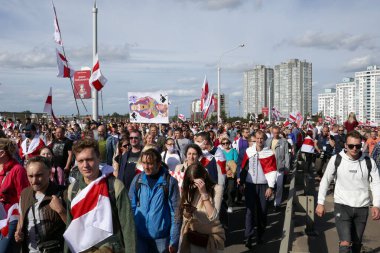 Minsk 'te polis hukuksuzluğuna ve Beyaz Rusya' daki cumhurbaşkanlığı seçimlerinin sahteciliğine karşı düzenlenen bir protestoda bayrakları, pankartları ve pankartları olan insanlar.