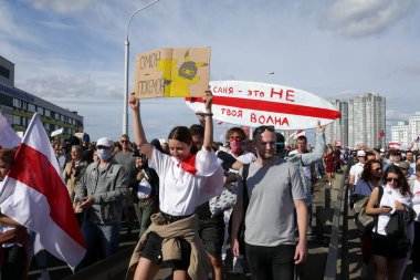 Minsk 'te polis hukuksuzluğuna ve Beyaz Rusya' daki cumhurbaşkanlığı seçimlerinin sahteciliğine karşı düzenlenen bir protestoda bayrakları, pankartları ve pankartları olan insanlar.