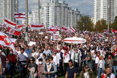 Minsk 'te polis hukuksuzluğuna ve Beyaz Rusya' daki cumhurbaşkanlığı seçimlerinin sahteciliğine karşı düzenlenen bir protestoda bayrakları, pankartları ve pankartları olan insanlar.