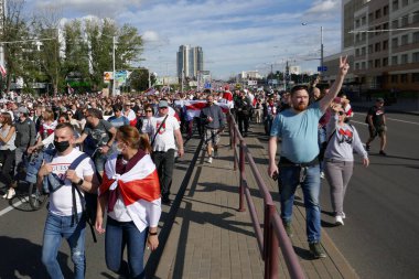 Beyaz Rusya 'da diktatör Lukashenko' ya karşı Minsk 'te barışçıl bir protestoda bayrakları, pankartları ve pankartları olan insanlar.