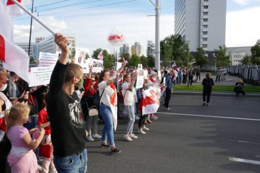 Beyaz Rusya 'da diktatör Lukashenko' ya karşı Minsk 'te barışçıl bir protestoda bayrakları, pankartları ve pankartları olan insanlar.