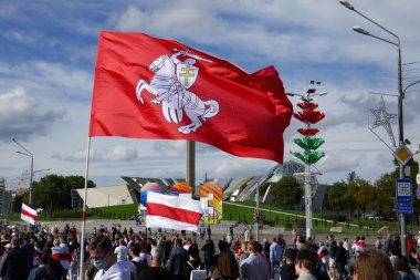 Beyaz Rusya 'da diktatör Lukashenko' ya karşı Minsk 'te barışçıl bir protestoda bayrakları, pankartları ve pankartları olan insanlar.