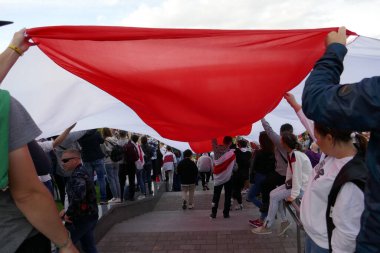 Beyaz Rusya 'da diktatör Lukashenko' ya karşı Minsk 'te barışçıl bir protestoda bayrakları, pankartları ve pankartları olan insanlar.