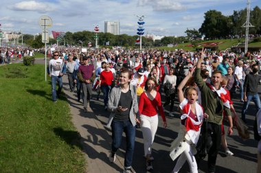 Minsk, Belarus - 13 Eylül 2020. Minsk 'te halk, polis hukuksuzluğuna ve Beyaz Rusya' daki cumhurbaşkanlığı seçimlerinin sahteciliğine karşı barışçıl bir protesto düzenledi..