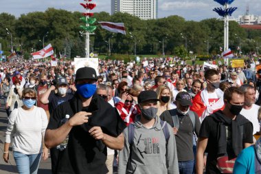 Minsk, Belarus - 13 Eylül 2020. Minsk 'te halk, polis hukuksuzluğuna ve Beyaz Rusya' daki cumhurbaşkanlığı seçimlerinin sahteciliğine karşı barışçıl bir protesto düzenledi..