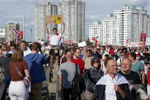 Люди Флагами Плакатами Транспарантами Мирной Акции Протеста Минске Против Диктатора — стоковое фото