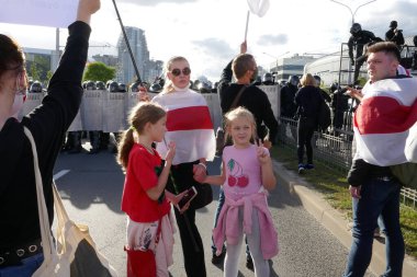 Minsk, Belarus - 13 Eylül 2020. Beyaz Rusya 'da diktatör Lukashenko' ya karşı Minsk 'te barışçıl bir protestoda bayraklı insanlar.