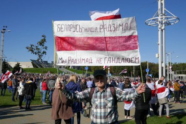Protestocular pankartlar ve bayraklarla Minsk sokaklarına döküldü. Diktatör Lukashenko 'ya karşı barışçıl protesto.