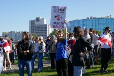 Protestocular pankartlar ve bayraklarla Minsk sokaklarına döküldü. Diktatör Lukashenko 'ya karşı barışçıl protesto.
