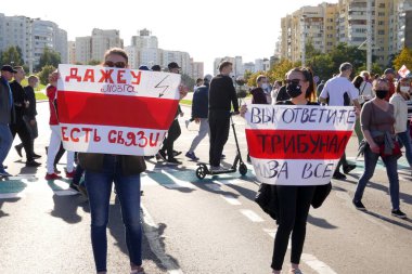Protestocular pankartlar ve bayraklarla Minsk sokaklarına döküldü. Diktatör Lukashenko 'ya karşı barışçıl protesto.