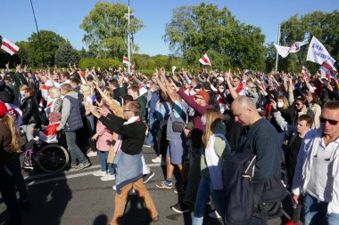 Protestocular pankartlar ve bayraklarla Minsk sokaklarına döküldü. Diktatör Lukashenko 'ya karşı barışçıl protesto.