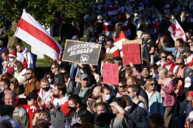 Protestocular pankartlar ve bayraklarla Minsk sokaklarına döküldü. Diktatör Lukashenko 'ya karşı barışçıl protesto.