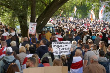 Protestocular pankartlar ve bayraklarla Minsk sokaklarına döküldü. Diktatör Lukashenko 'ya karşı barışçıl protesto.