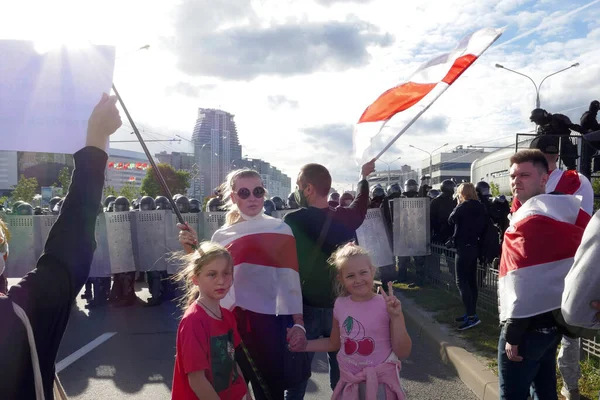 Minsk, Belarus - 13 Eylül 2020. Beyaz Rusya 'da diktatör Lukashenko' ya karşı Minsk 'te barışçıl bir protestoda bayraklı insanlar.