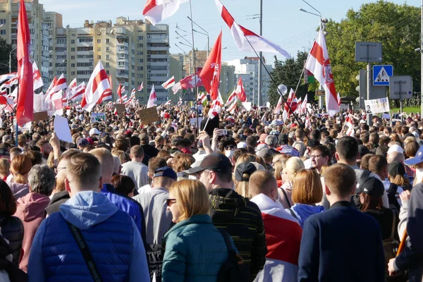 Протестующие Вышли Улицы Минска Плакатами Флагами Мирный Протест Против Диктатора — стоковое фото