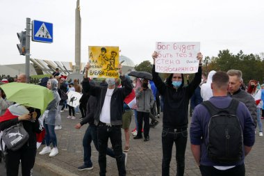 Seçim sonuçlarına ve polis şiddetine karşı toplu protesto. Protestocular pankartlar ve bayraklarla Minsk sokaklarına döküldü.