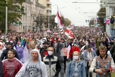 Seçim sonuçlarına ve polis şiddetine karşı toplu protesto. Protestocular pankartlar ve bayraklarla Minsk sokaklarına döküldü.