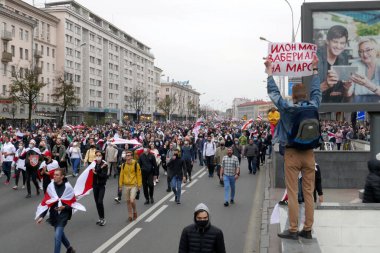 Seçim sonuçlarına ve polis şiddetine karşı toplu protesto. Protestocular pankartlar ve bayraklarla Minsk sokaklarına döküldü.