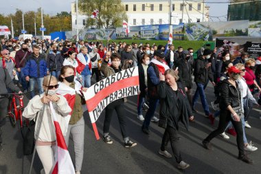 Minsk, Belarus - Ekim 04, 2020. Siyasi tutukluların serbest bırakılması için yürüyüş. Protestocular pankartlar ve bayraklarla Minsk sokaklarına döküldü.