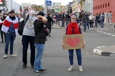 Minsk, Belarus - Ekim 04, 2020. Siyasi tutukluların serbest bırakılması için yürüyüş. Protestocular pankartlar ve bayraklarla Minsk sokaklarına döküldü.