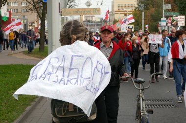 Minsk, Belarus - Ekim 04, 2020. Siyasi tutukluların serbest bırakılması için yürüyüş. Protestocular pankartlar ve bayraklarla Minsk sokaklarına döküldü.